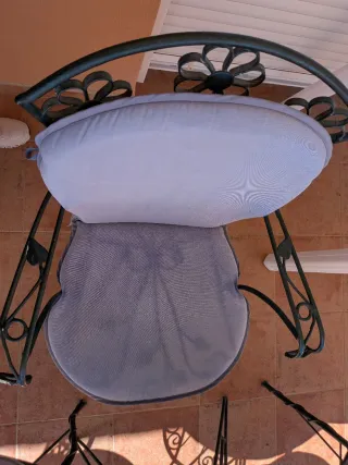 Mesa redonda piedra y 5 sillas forja