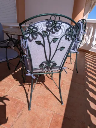 Mesa redonda piedra y 5 sillas forja