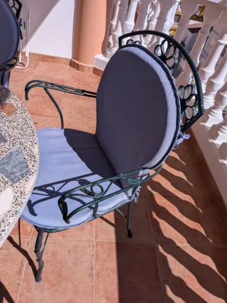 Mesa redonda piedra y 5 sillas forja