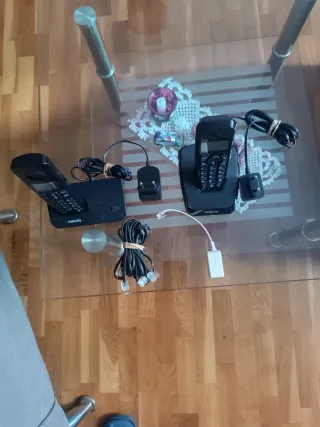 Teléfonos fijos Motorola y Philips negros