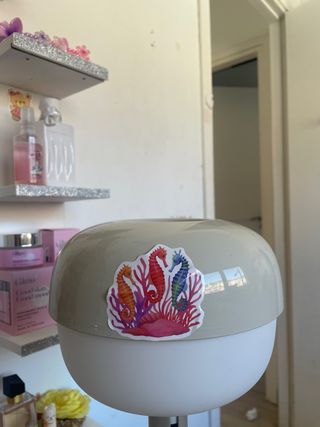 Lámpara de mesa beige y blanca