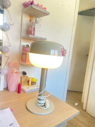 Lámpara de mesa beige y blanca