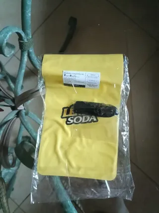 Cover cellulare impermeabile giallo