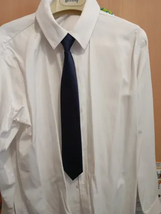 Traje de comunión azul marino con detalles dorados