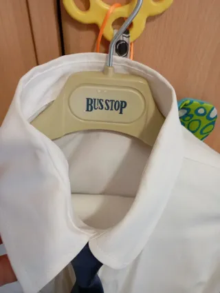 Traje de comunión azul marino con detalles dorados