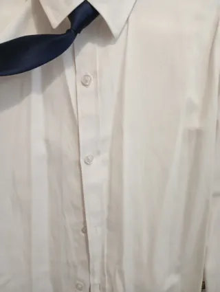 Traje de comunión azul marino con detalles dorados