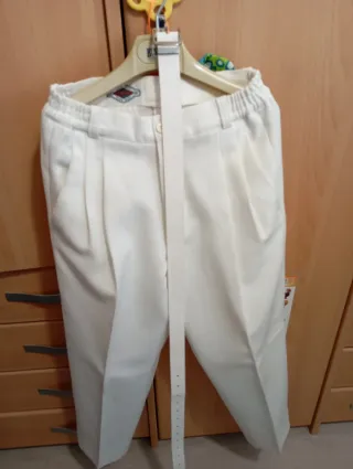 Traje de comunión azul marino con detalles dorados