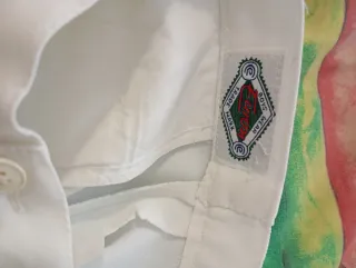 Traje de comunión azul marino con detalles dorados