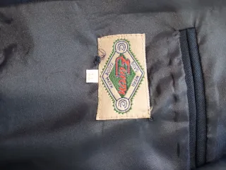 Traje de comunión azul marino con detalles dorados