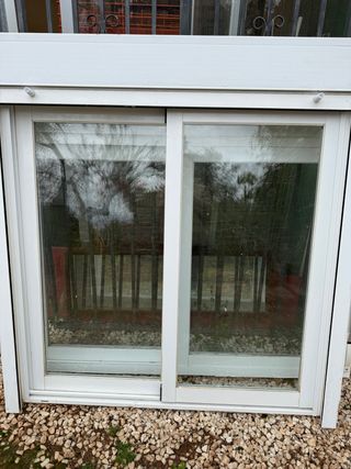 Ventana aluminio blanco doble cristal con persiana