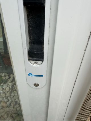 Ventana aluminio blanco doble cristal con persiana