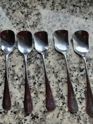5 cucchiaini vintage in metallo