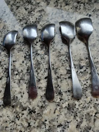 5 cucchiaini vintage in metallo