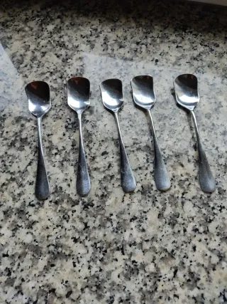 5 cucchiaini vintage in metallo