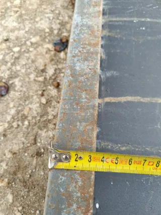 Puerta de hierro con marco y bisagras