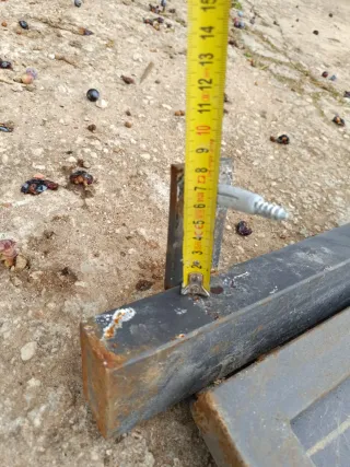 Puerta de hierro con marco y bisagras