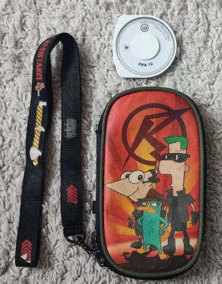 PSP 3004 con juego y funda Phineas y Ferb