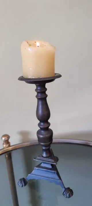 Portavelas antiguo de metal con vela