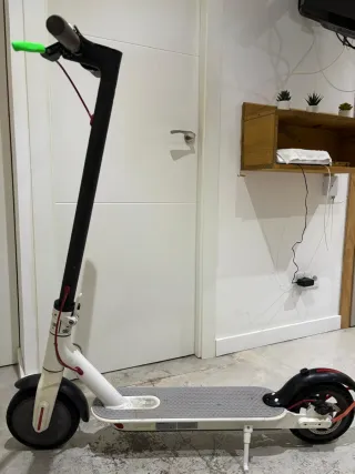 Patinete eléctrico con llantas macizas