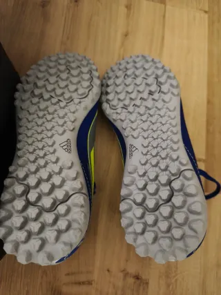 Botas Fútbol Adidas Messi. Suela Turf. Talla 31