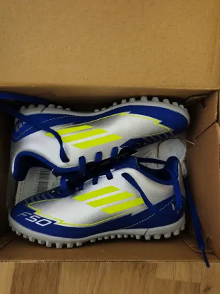 Botas Fútbol Adidas Messi. Suela Turf. Talla 31