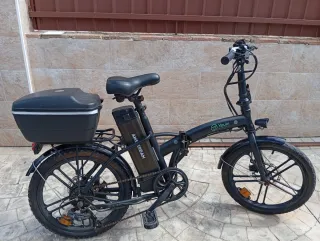 Bicicleta eléctrica plegable negra