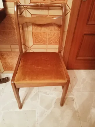 4 Sillas de madera tapizadas