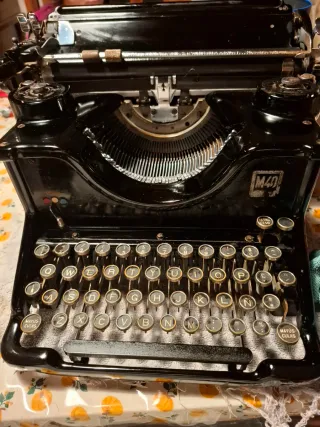 Máquina de escribir antigua Hispano Olivetti