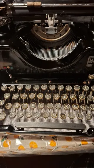 Máquina de escribir antigua Hispano Olivetti