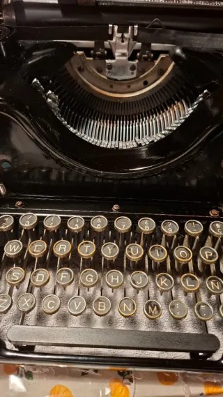 Máquina de escribir antigua Hispano Olivetti
