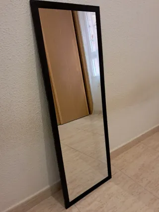 Espejo de pared negro y madera