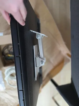 TV Ikea 77x48cm + supporto muro