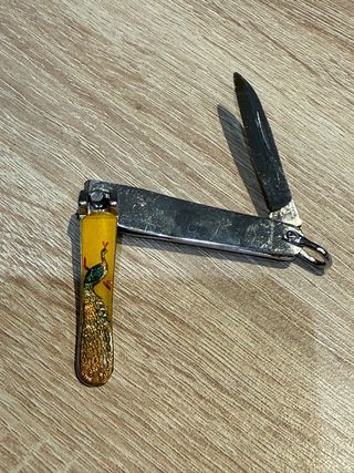 Cortauñas vintage pavo real