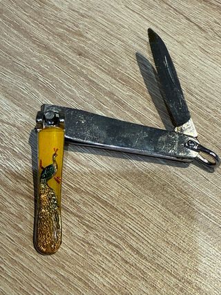 Cortauñas vintage pavo real