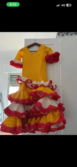 Traje de flamenca verde y rosa