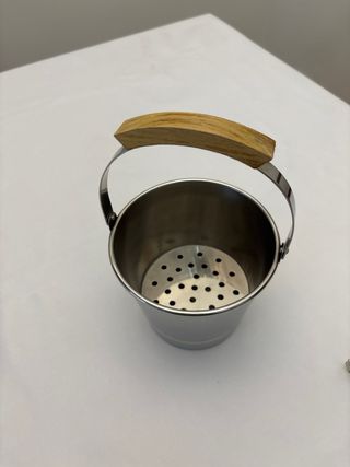 Cubitera de metal con asa de madera