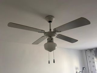 Ventilador de techo blanco