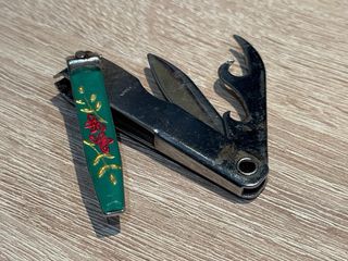 Navaja multiusos vintage con mango decorado