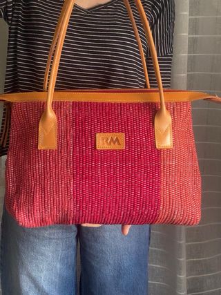 Bolso artesanal de cuero y trapillo rojo