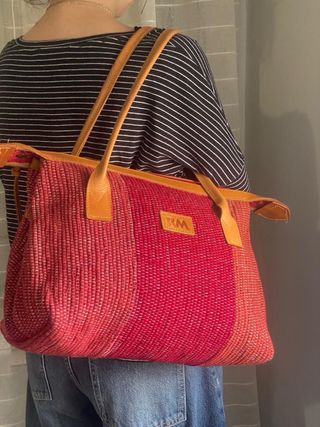 Bolso artesanal de cuero y trapillo rojo