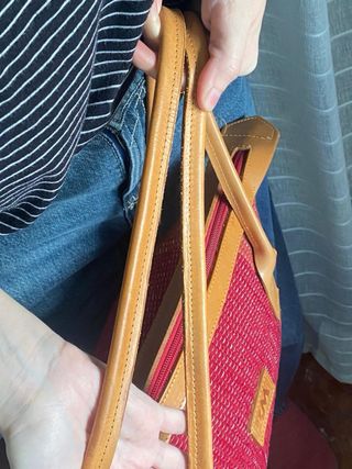 Bolso artesanal de cuero y trapillo rojo