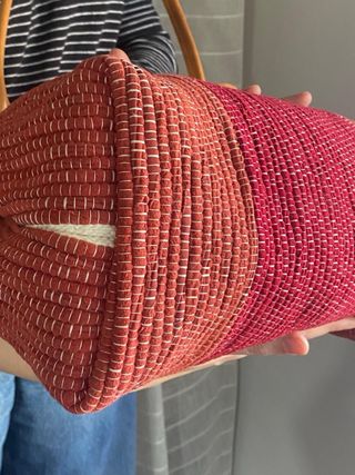 Bolso artesanal de cuero y trapillo rojo