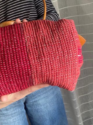 Bolso artesanal de cuero y trapillo rojo