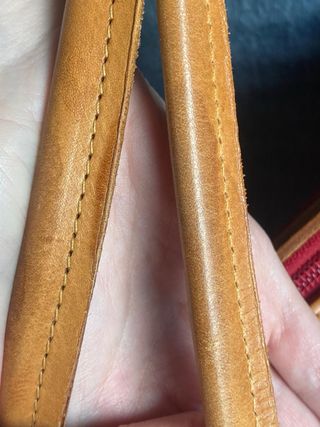 Bolso artesanal de cuero y trapillo rojo