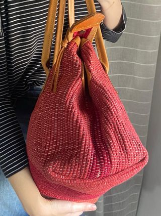Bolso artesanal de cuero y trapillo rojo