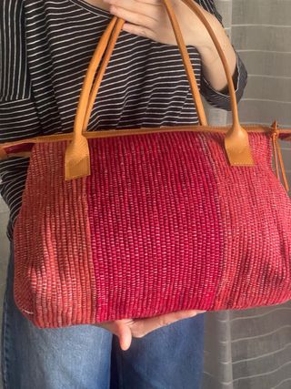 Bolso artesanal de cuero y trapillo rojo