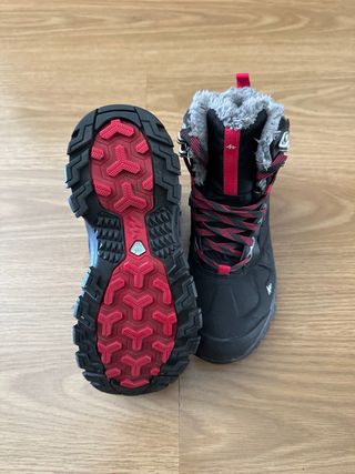 Botas de montaña Quechua negras y rojas