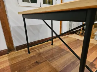 Mesa madera con estructura de metal