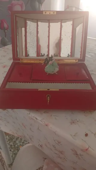 Joyero antiguo con detalles dorados