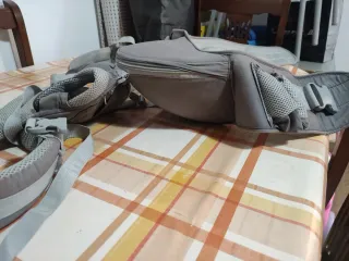 Portabebés ergonómico gris